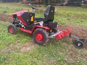 Ciągnik Dakr FD - 5 z pługiem, obsypnikiem i przyczepą